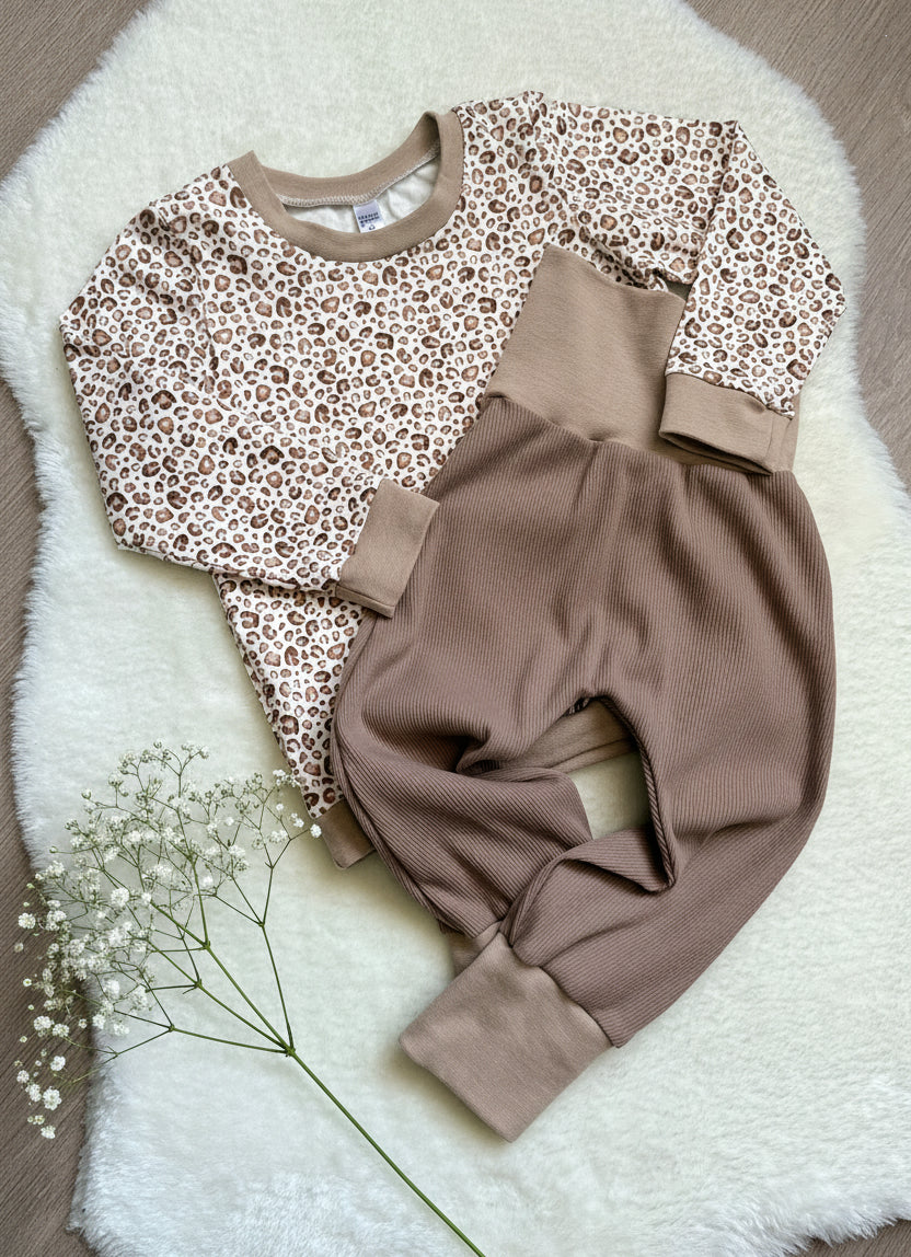 "Little Leo Aquarell" - Sweater in 92 und Pumphose in 86/92